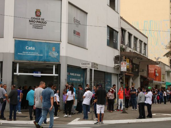 Indicador de tendências do mercado de trabalho cai em janeiro, diz FGV