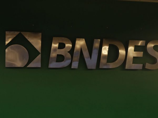Brasil não pode ser só a ‘fazenda do mundo’, diz Mercadante ao assumir BNDES