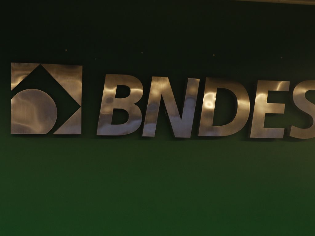 Brasil não pode ser só a ‘fazenda do mundo’, diz Mercadante ao assumir BNDES