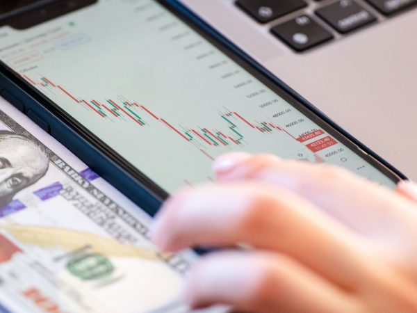 Dólar sobe mais de 1% e Bolsa cai com notícias sobre intenção do governo de rever metas de inflação