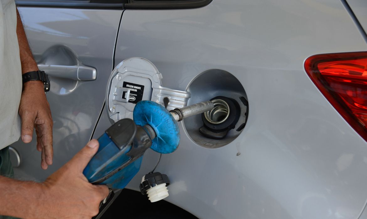 Retomada de tributos federais sobre gasolina e etanol está prevista para março, diz Receita