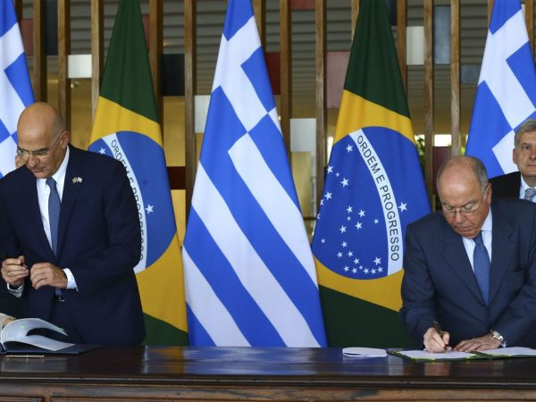 Brasil e Grécia firmam cooperação em defesa, serviços aéreos e turismo