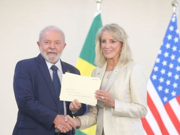 Lula recebe credenciais de nove novos embaixadores no Brasil
