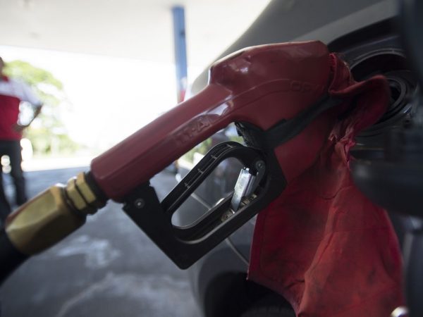 Governo dá prazo de 5 dias para denúncia de preço abusivo da gasolina