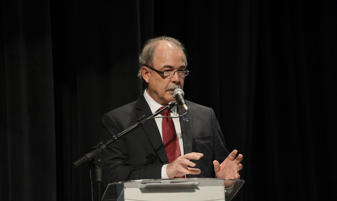 Mercadante diz que não é momento de BNDES vender participações