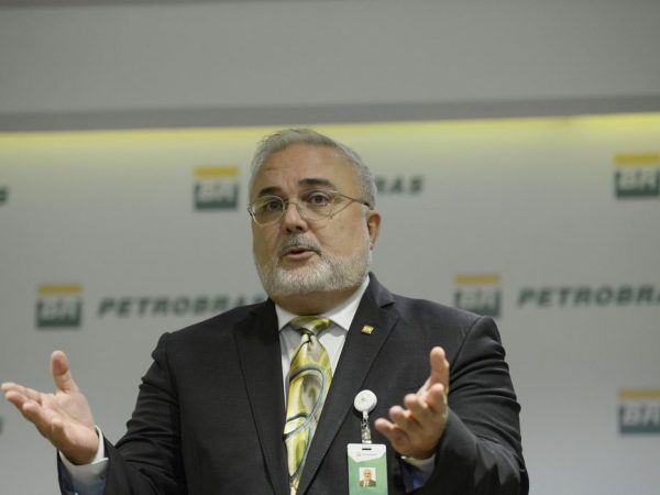 Presidente da Petrobras diz que pode reduzir preço da gasolina