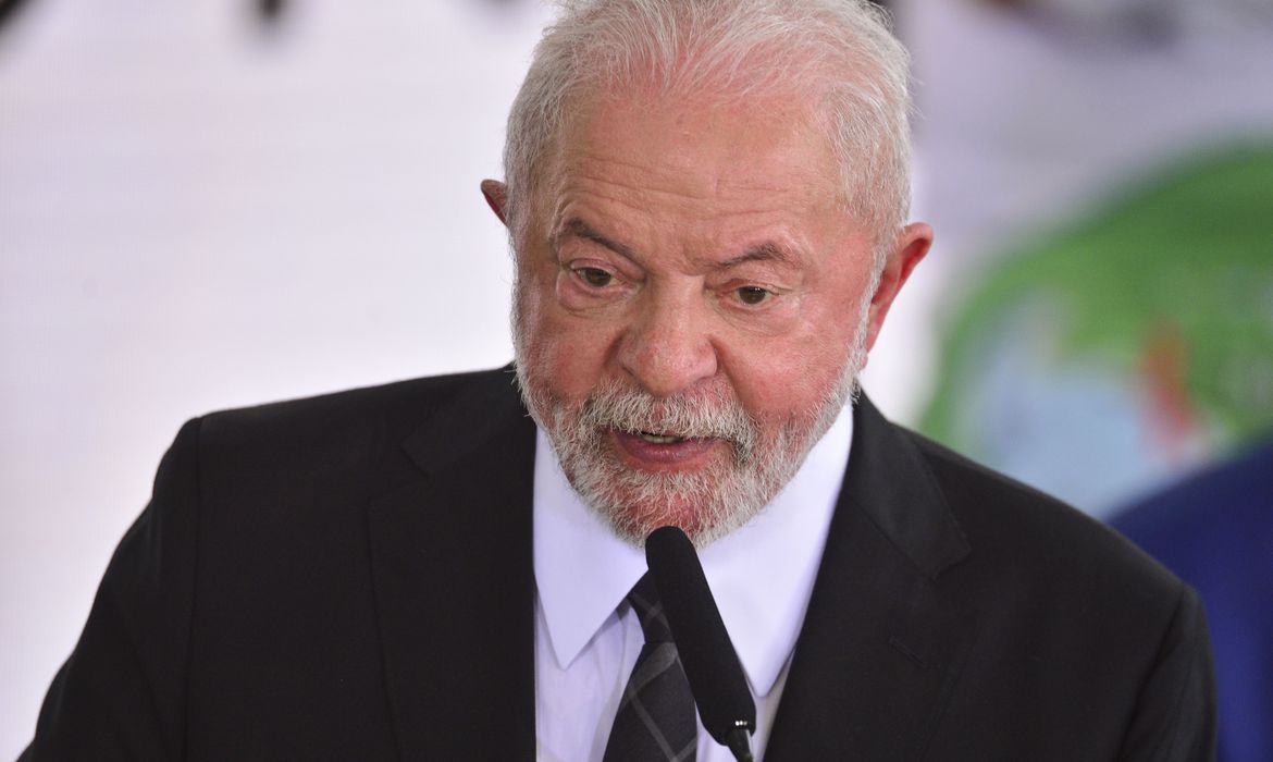 Lula diz que vai ‘continuar batendo’ para que BC reduza taxa de juros