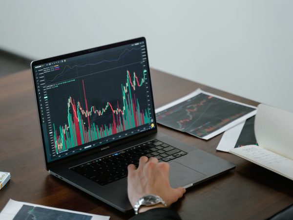 Bolsa fecha em baixa seguindo a tendência de Nova York; dólar encerra o dia estável