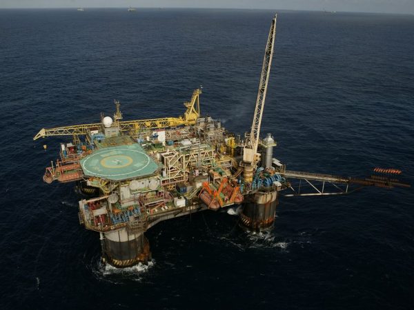 Imposto momentâneo sobre exportação de petróleo é para fechar as contas, diz secretário