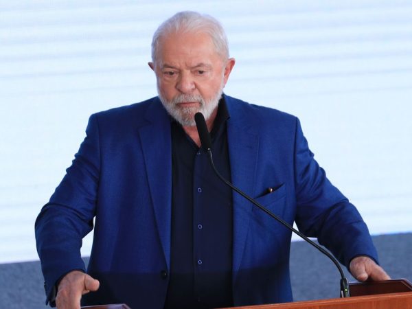 Lula remarca viagem para a China para 11 de abril