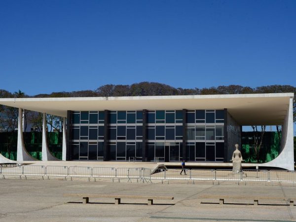 Ministros do STF e governo defendem redes reguladas; empresas rebatem