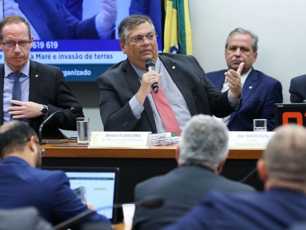 Audiência da Câmara com Dino é encerrada após confusão entre deputados