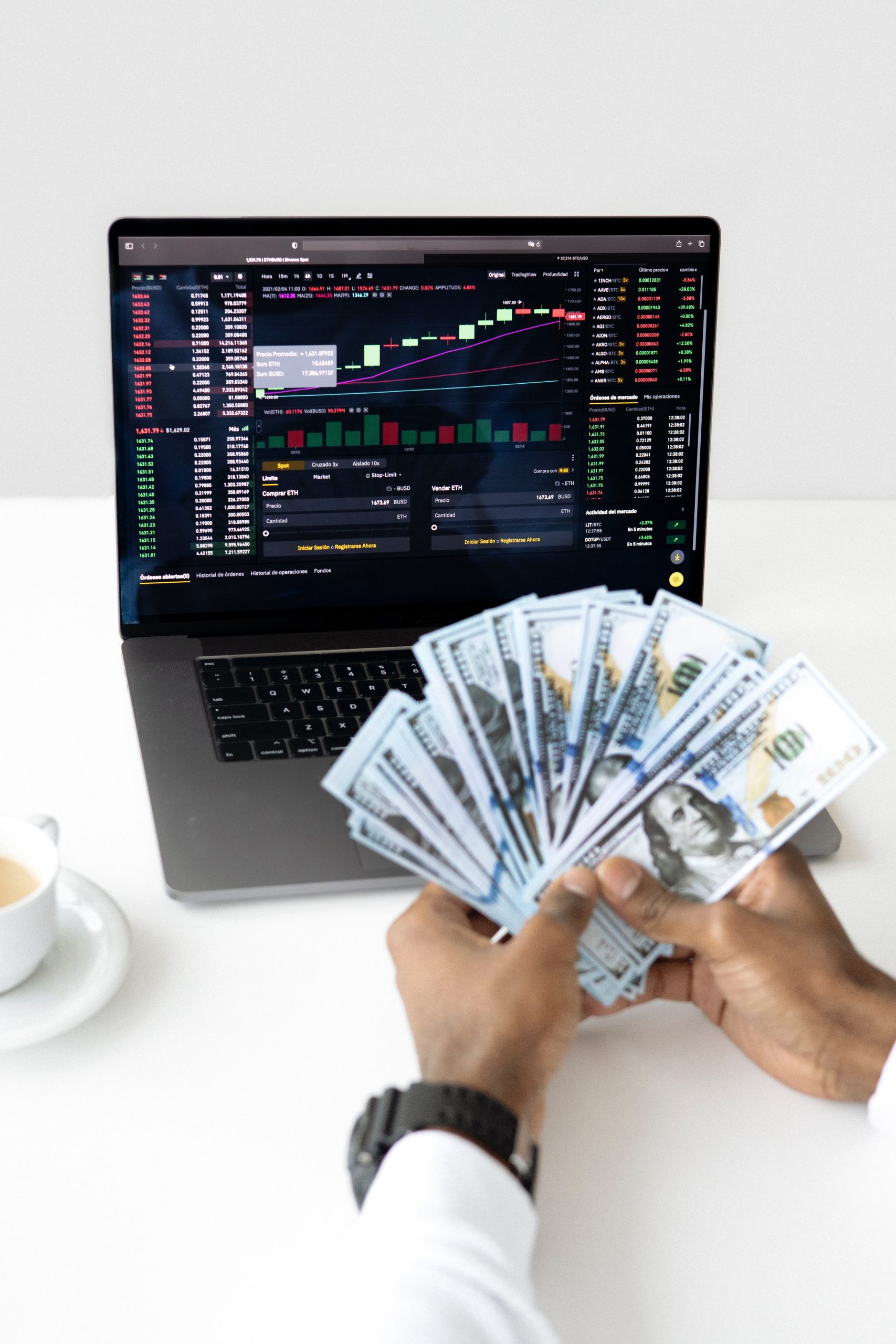 Dólar fecha em alta com maior cautela sobre novo arcabouço fiscal; Bolsa tem avanço moderado
