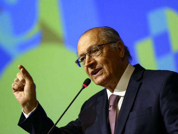 Brasil ficou caro antes de ficar rico, diz Alckmin