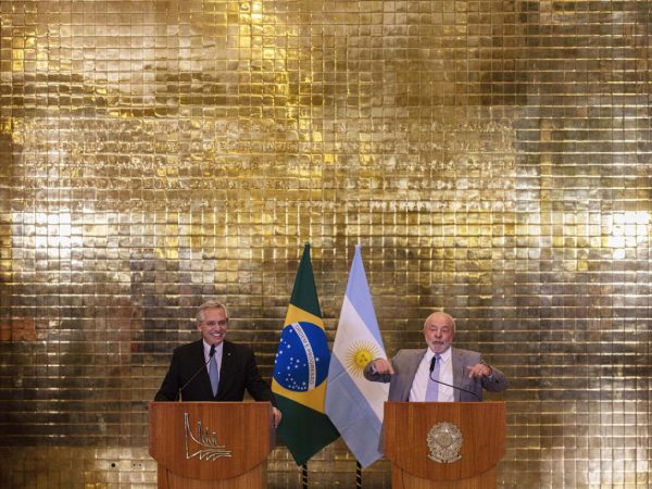 Lula recebe Alberto Fernández para reunião e jantar no Alvorada