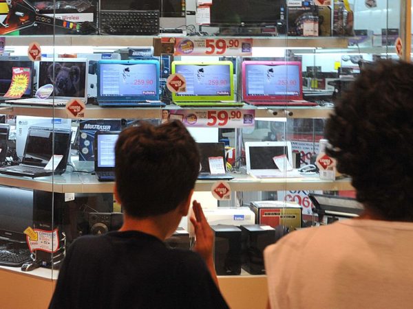 CNC: intenção de consumo das famílias cresce 2,4% de abril para maio