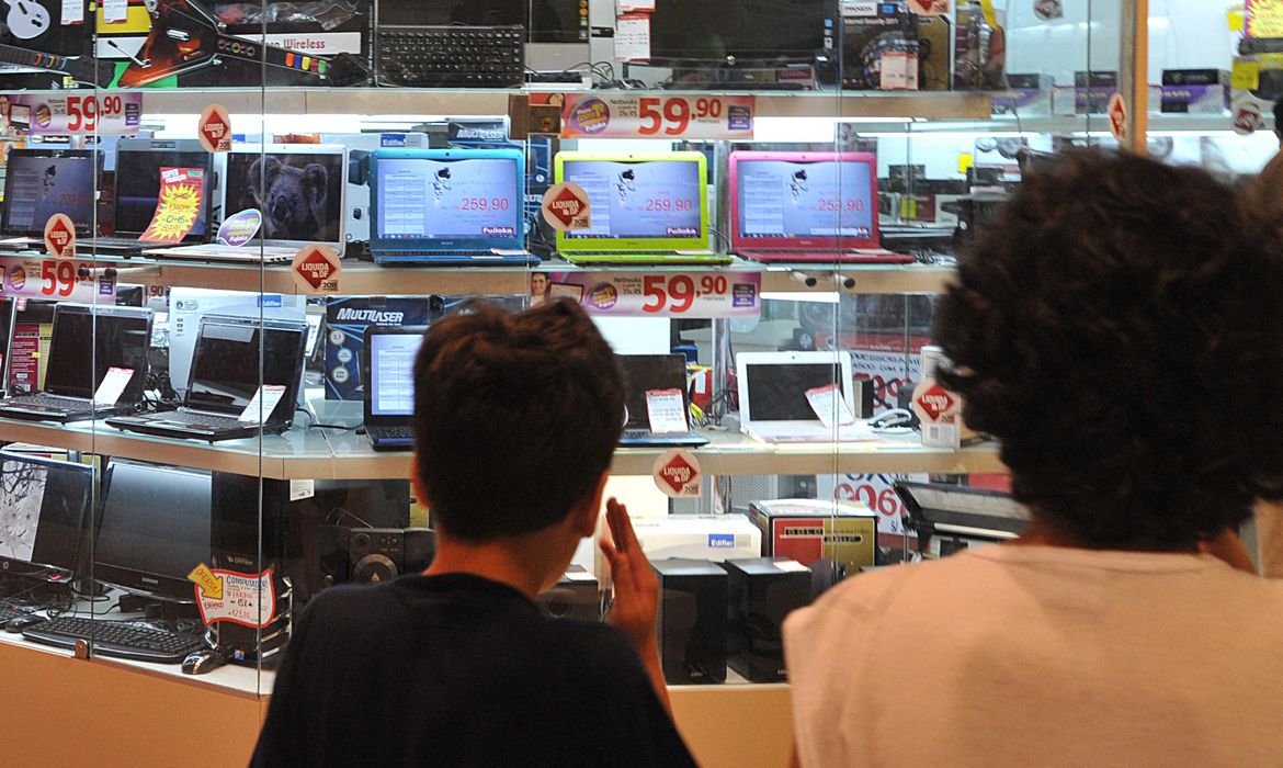 CNC: intenção de consumo das famílias cresce 2,4% de abril para maio