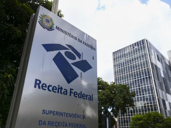Receita começa a cobrar R$ 90 bi em imposto de grandes empresas