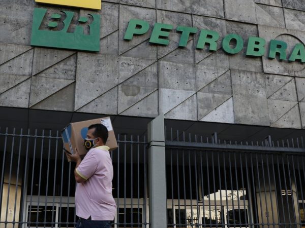 Petrobras reduz em R$ 0,44 valor do diesel e em R$ 0,40 o da gasolina