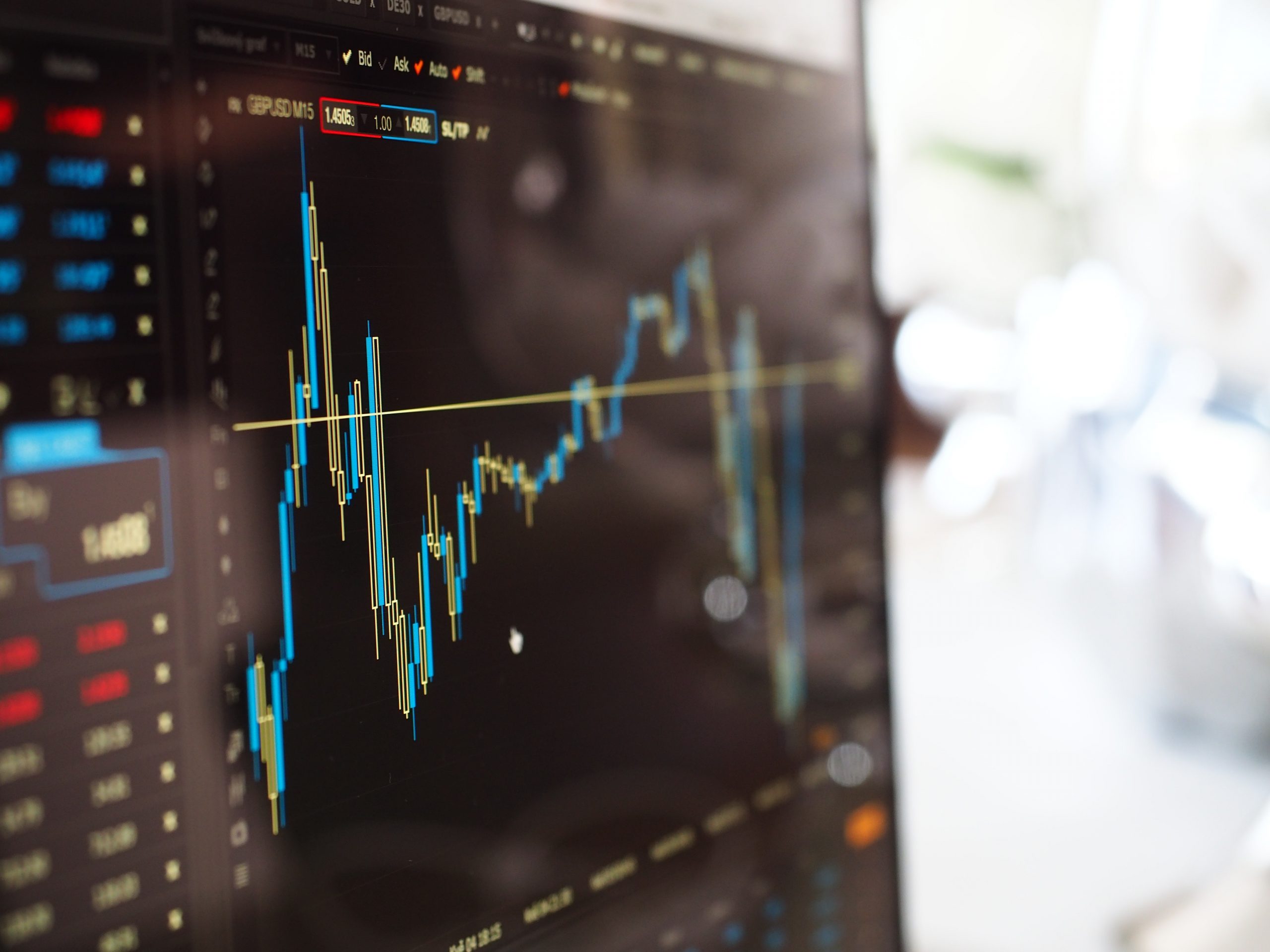Bolsa volta a subir com alta da Petrobras; dólar cai