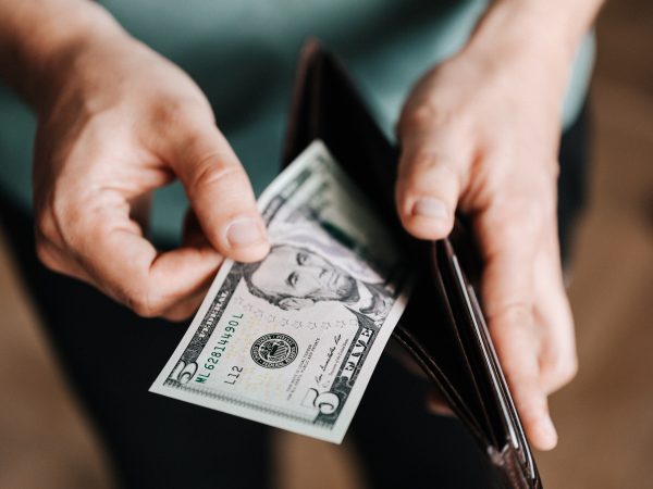 Dólar cai e Bolsa sobe após elevação de juros nos EUA