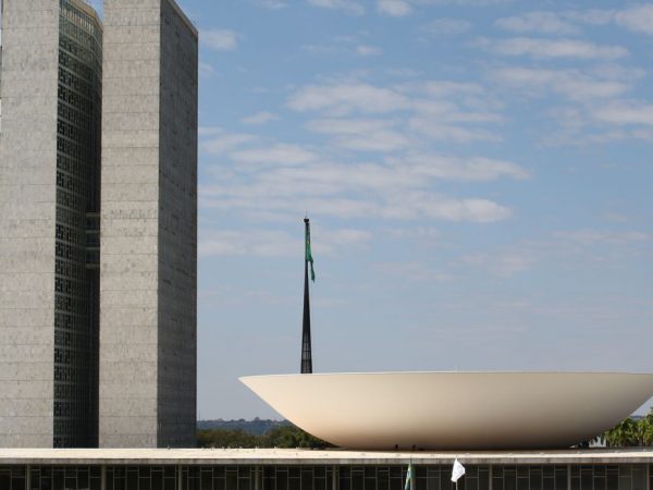 Relator do arcabouço inclui trava para concursos e reajuste a servidores; votação é adiada