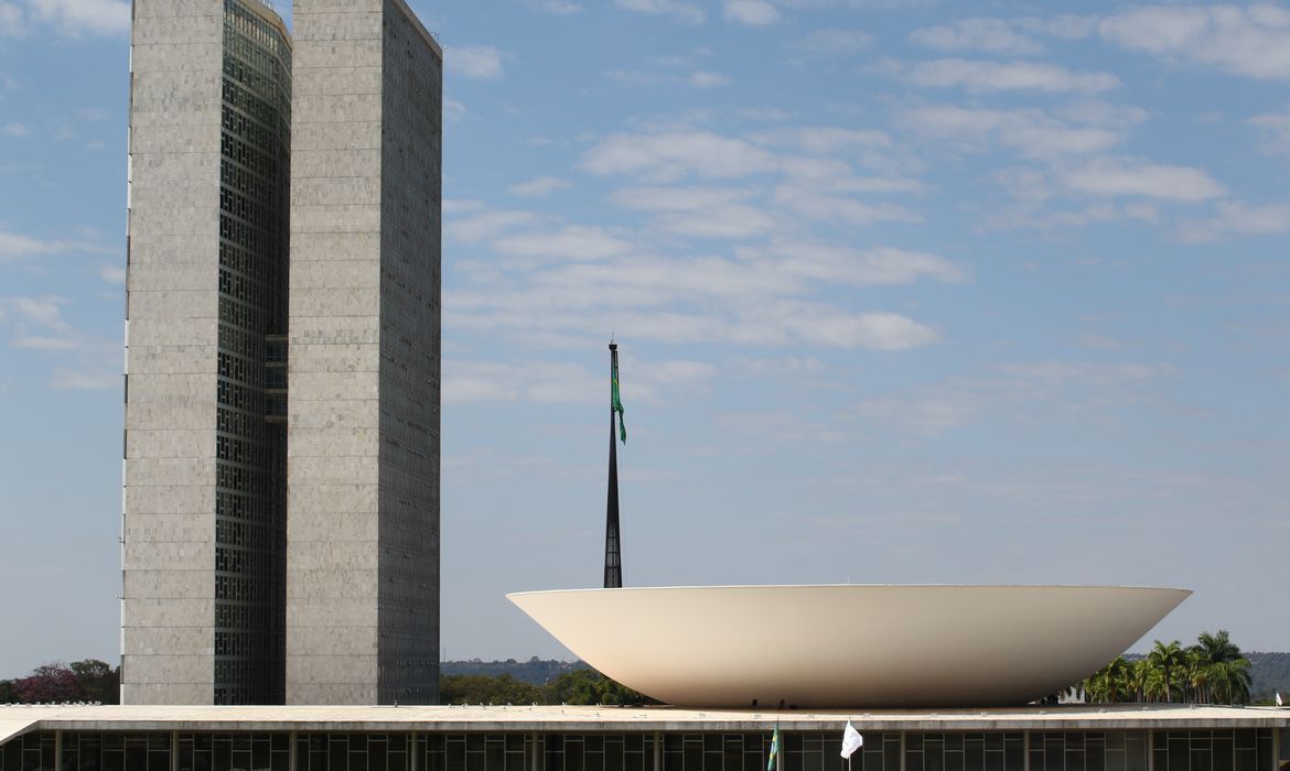 Relator do arcabouço inclui trava para concursos e reajuste a servidores; votação é adiada
