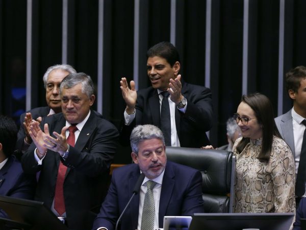 Câmara aprova urgência para projeto do arcabouço fiscal