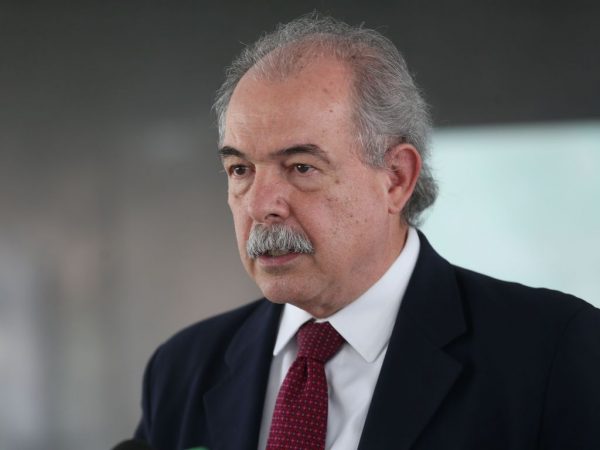 Marco fiscal e mudança de preço da Petrobras derrubarão inflação, diz Mercadante