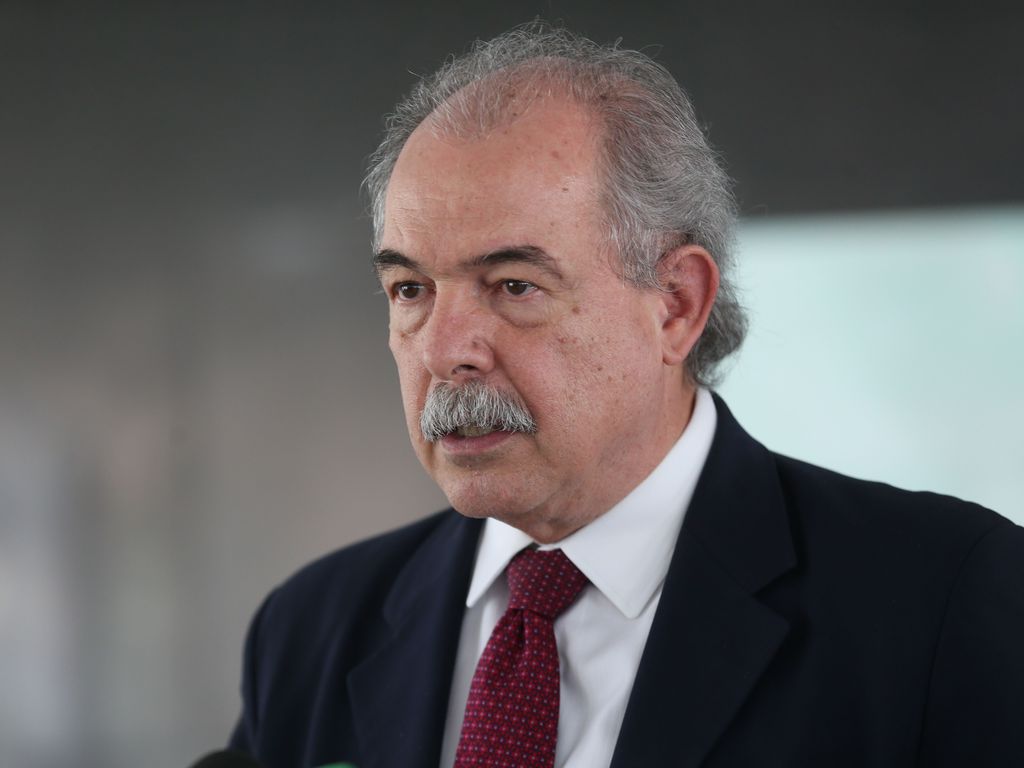 Marco fiscal e mudança de preço da Petrobras derrubarão inflação, diz Mercadante