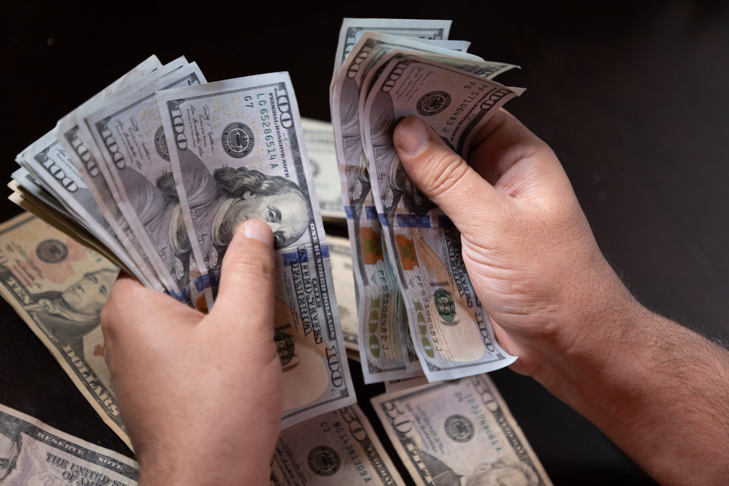 Bolsa cai e dólar sobe em dia de feriado nos EUA e com reforma tributária no radar