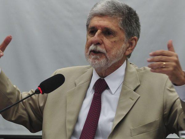 Chefe de gabinete de Zelensky liga para assessor de Lula