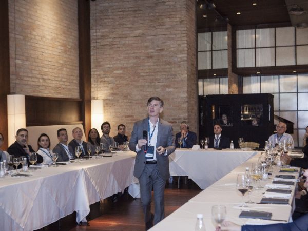 Mercado de crédito e cenário político brasileiro são destaques em encontro do FAS Advogados