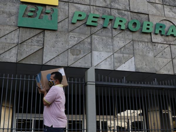 Petrobras reduz preço da gasolina em 4,66% para distribuidoras 