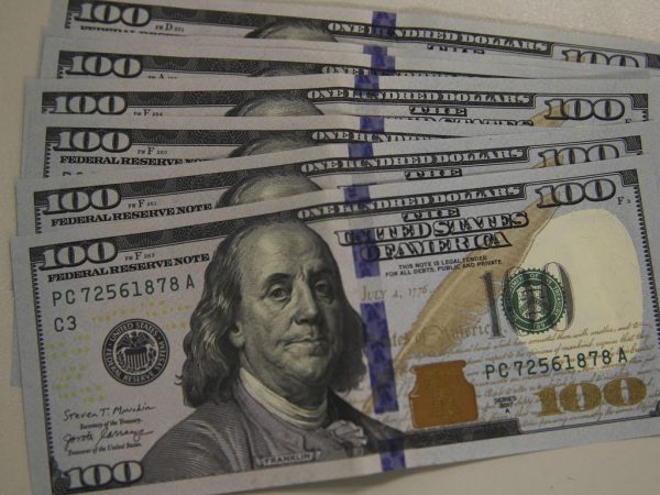 Dólar fecha abaixo de R$ 5 pela primeira vez em quase um mês 