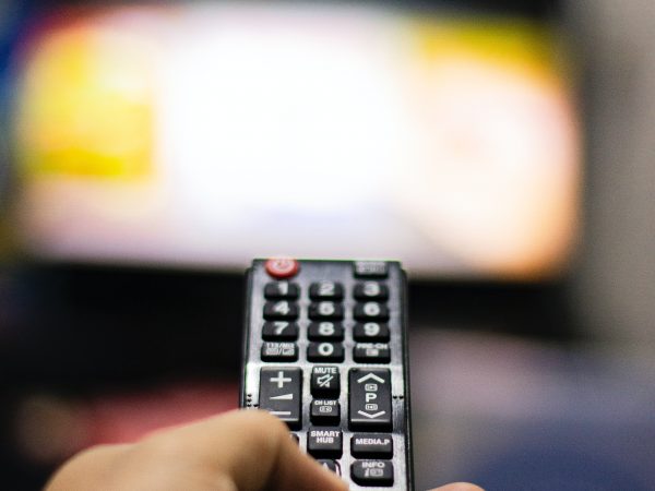 Pesquisa mostra expectativa de 30% de aumento nos anúncios de TV para segmento de vestuário no Inverno de 2023