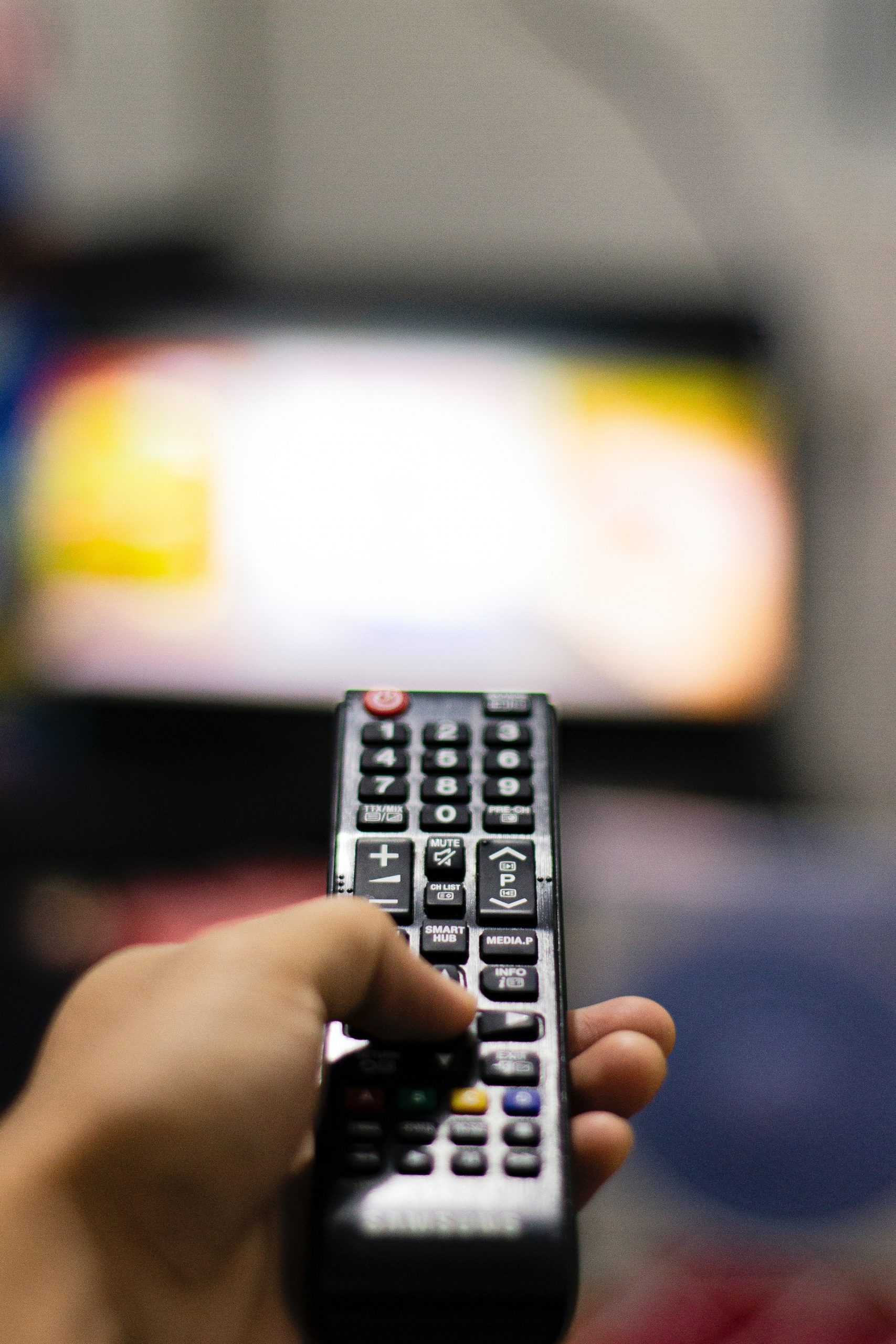 Pesquisa mostra expectativa de 30% de aumento nos anúncios de TV para segmento de vestuário no Inverno de 2023