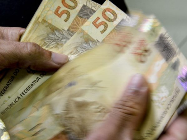Busca por crédito cai 3,5% no semestre, aponta Serasa Experian