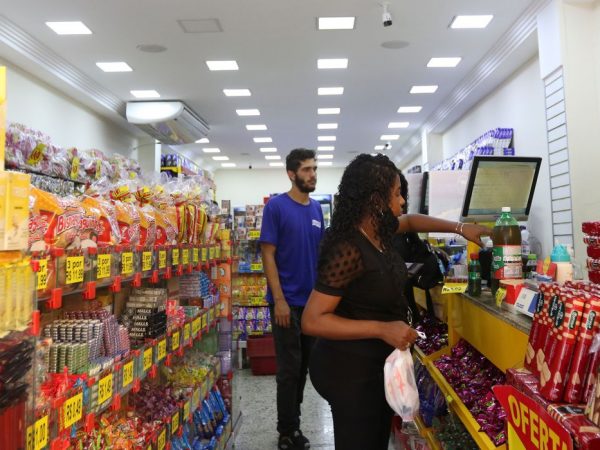 PIB cai 3% em maio na comparação com abril, indica Monitor da FGV