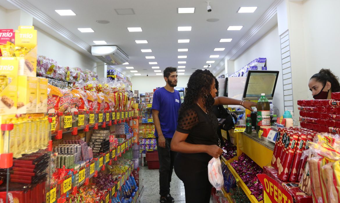 PIB cai 3% em maio na comparação com abril, indica Monitor da FGV