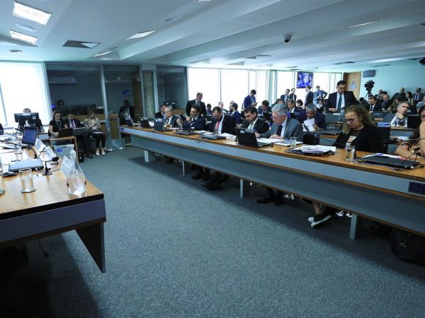 Com decisão de Mendonça, ex-assessor de Bolsonaro falta à CPMI