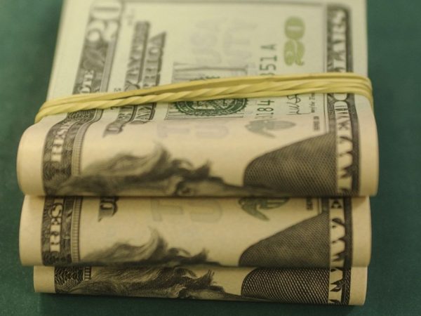 Dólar fecha em pequena alta após troca no comando da Petrobras