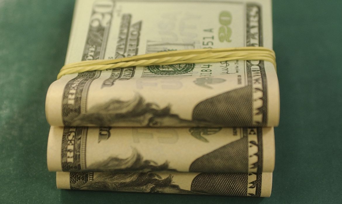 Dólar fecha em pequena alta após troca no comando da Petrobras