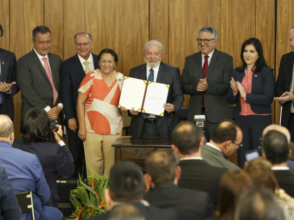 Fazer política é fazer concessões e conversar, diz Lula