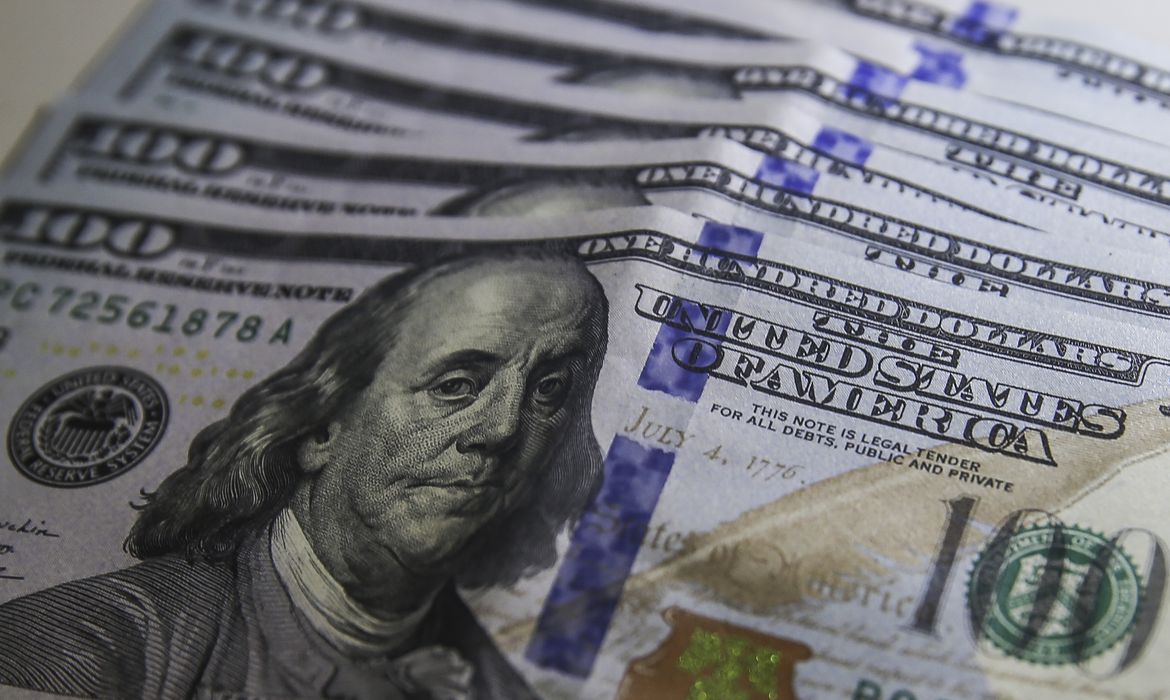 Influenciado pelo exterior, dólar fecha acima de R$ 5