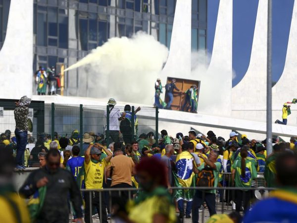 Lesa Pátria: PF cumpre mandados de busca e apreensão em 4 estados