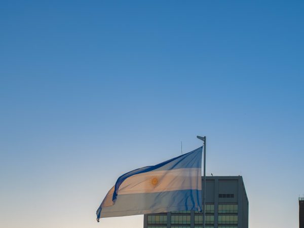 Em meio a crise econômica, argentinos escolhem presidente no domingo