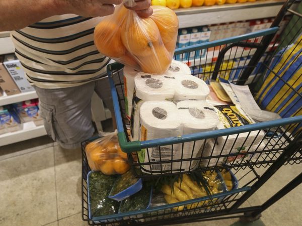 Vendas no comércio recuam 0,2% em agosto, diz IBGE