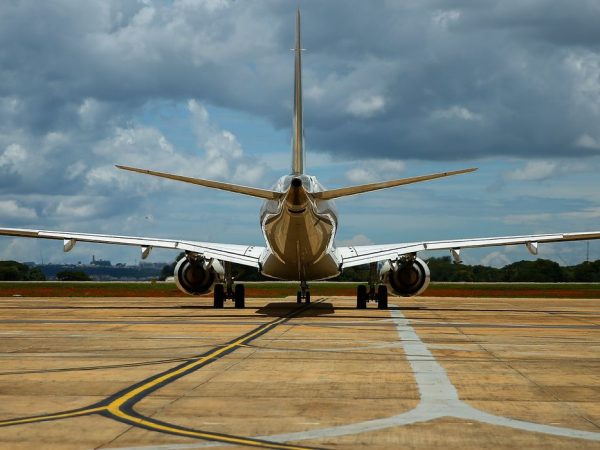 Inflação de outubro fica em 0,24%, puxada pelas passagens aéreas 