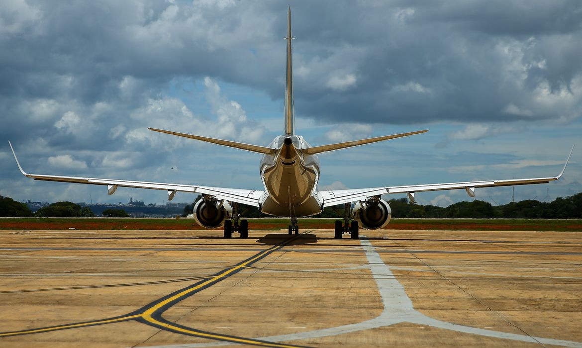 Inflação de outubro fica em 0,24%, puxada pelas passagens aéreas